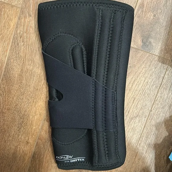 DonJoy Lateral J Patella Support‎ Brace - Black - Picture 5 of 5